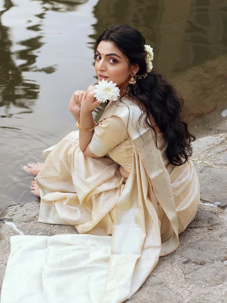 Model wearing premium saree by Sutakabbo